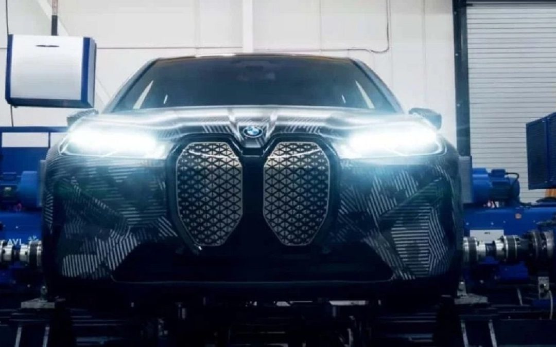 BMW iX: el SUV eléctrico que tiene más potencia que el sol