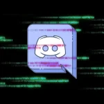 Un escudo con el logo de Discord agrietado, defendiéndose de un símbolo de dólar ($) que representa la extorsión de los hackers por los datos de 5.5 millones de usuarios.